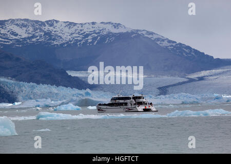In barca per visite guidate al Ghiacciaio Upsala sul Lago Argentino, El Calafate, Parque Nacional Los Glaciares, Patagonia, Argentina, Sud America Foto Stock