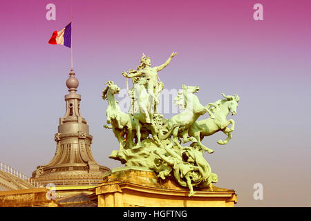 Statua del Grand Palais di Parigi, Francia, a Champs Elysees, creato per l'Esposizione Universale del 1900. La statua raffigura l'armonia triumphin Foto Stock