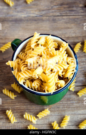 Non cotti materie italiano fusilli in metallo rustico mug - ingrediente sano per la cottura Foto Stock