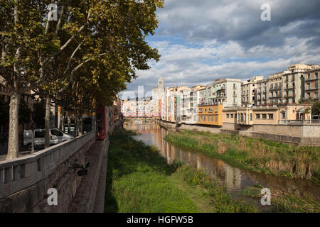 In Spagna, in Catalogna, città di Girona, paesaggio lungo il fiume Onyar Foto Stock