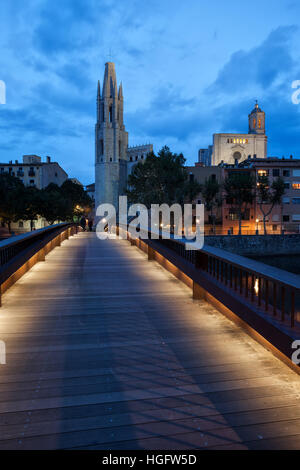 Città di Girona al crepuscolo in Catalogna, Spagna, Sant Feliu Basilica e il ponte sul fiume Onyar, case e la cattedrale (a destra). Foto Stock