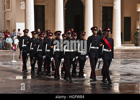 La Valletta, Malta - 13 aprile: il cambio della guardia cerimonia nel cortile del Palazzo Presidenziale di San Georges Square, Valletta, Malta su Apri Foto Stock