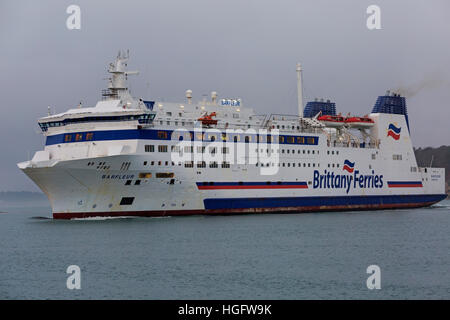 Brittany Ferries ferry Barfleur lasciando il porto di Poole, Dorset, UK per attraversare il Canale della Manica a Cherbourg in una nebbiosa mattina di gennaio Foto Stock