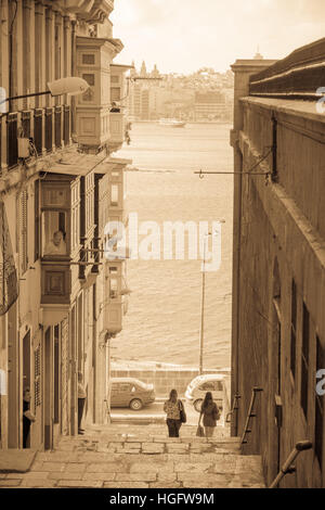 La Valletta, Malta - 13 Aprile 2012: scene di strada con le imprese locali, la gente del posto e i turisti, a La Valletta, Malta Foto Stock