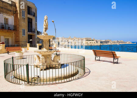 Un quadrato nella vecchia città di Birgu, una delle tre città, Malta Foto Stock