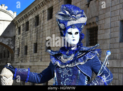 Chi indossa il costume di carnevale di Venezia, Italia Foto Stock