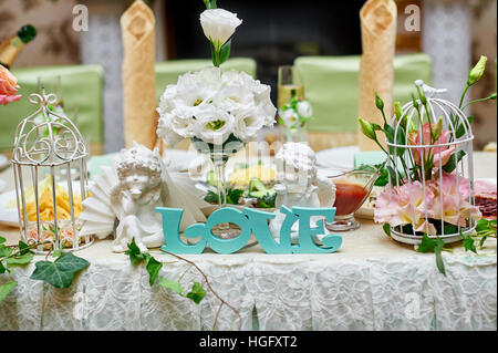 Nozze belle decorazioni di fiori su un tavolo nel ristorante Foto Stock