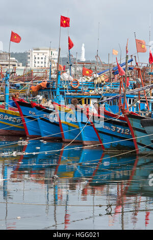Commerciale colorate barche da pesca ancorate in protetti Da Nang porto. Foto Stock