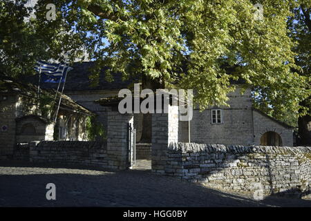 La chiesa di Agios Vlassios di Papigo si distingue per la sua architettura tradizionale e la torre campanaria. Realizzata in pietra, la chiesa fu costruita nel 1852 Foto Stock