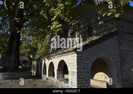 La chiesa di Agios Vlassios di Papigo si distingue per la sua architettura tradizionale e la torre campanaria. Realizzata in pietra, la chiesa fu costruita nel 1852 Foto Stock