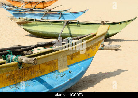 Barche di pescatori sulla spiaggia di tangalle sullo Sri lanka. Foto Stock