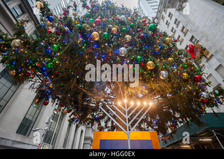 Il New York Stock Exchange albero di Natale torreggia su loro Chanukkah Menorah il Giovedi, Dicembre 29, 2016. (© Richard B. Levine) Foto Stock