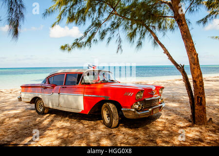 Cayo Jutias, Cuba - Dicembre 14, 2016: American classic car sulla spiaggia Cayo Jutias, provincia Pinar del Rio, Cuba Foto Stock