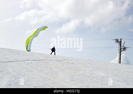 Parapendio sui pendii innevati di Rila montagne Foto Stock