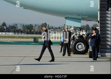 Il presidente Barack Obama arriva e onde come egli cammina a Marina Uno a LAX Airport nel febbraio 11th, 2016 a Los Angeles, California. Foto Stock