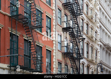 Facciate di edifici con scale antincendio a Soho, New York Foto Stock