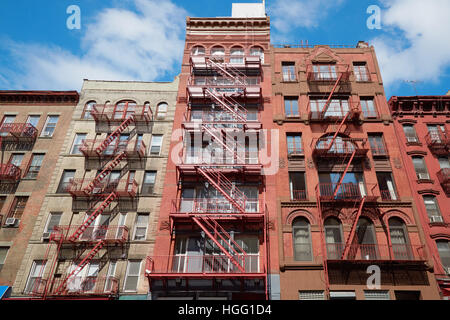 Una tipica costruzione di facciate con scale antincendio, giornata di sole a Soho, New York Foto Stock