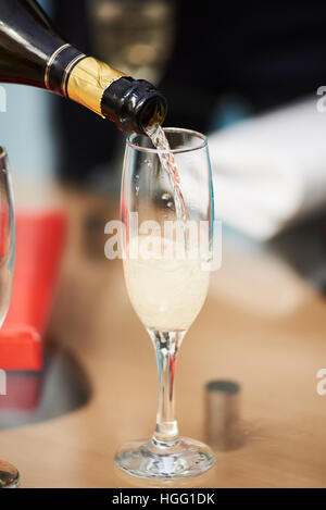 Bottiglia di champagne con vetro, celebrazione concept Foto Stock