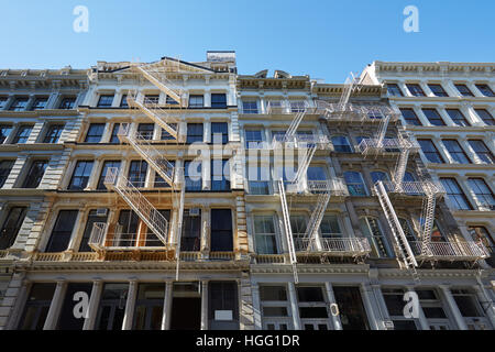 Una tipica costruzione di facciate con scale antincendio, giornata di sole a Soho, New York Foto Stock