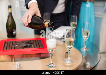 Bottiglia di champagne con vetro, celebrazione concept Foto Stock