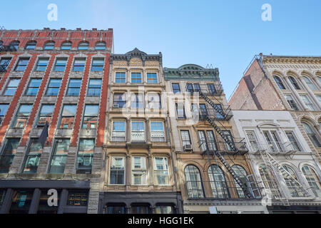 Le facciate di edifici con scale antincendio, giornata di sole a New York Foto Stock