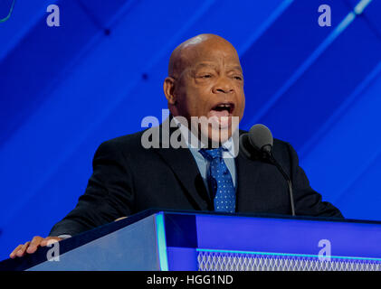 Philadelphia, Pennsylvania, USA, luglio 26th, 2016 Membro del Congresso John Lewis democratico (5 Georgia) risolve la nazione democratica convenzione nella Wells Fargo Arena. Lewis è uno degli originali sei grandi del 1963 marzo su Washington Credito: Mark Reinstein Foto Stock