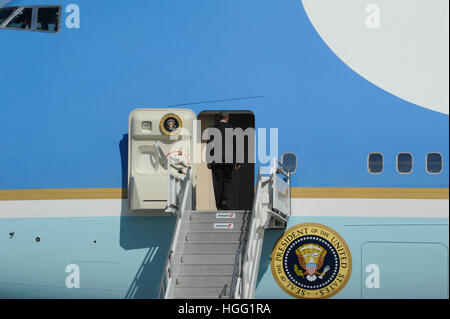 Il presidente Barack Obama commissioni Air Force One di discostarsi dall'Aeroporto di Los Angeles in febbraio 12th, 2016 a Los Angeles, California. Foto Stock