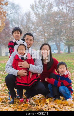 Gli immigrati legali recentemente è diventato cittadino americano fiero essere un americano love America passaporto per la libertà Foto Stock