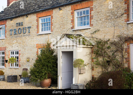 La Trout Inn at Tadpole bridge a Faringdon,Oxforsdhire, una pittoresca English Inn hotel e dal fiume Tamigi,l'Inghilterra,UK Foto Stock