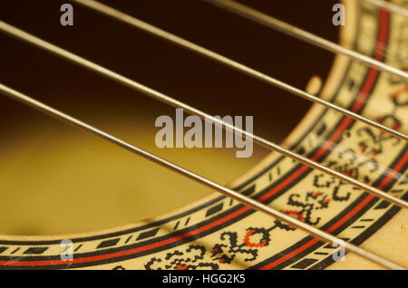 Close up bass stringhe su una chitarra classica Foto Stock