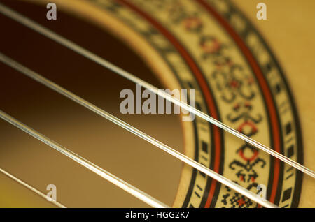 Close up di treble stringhe su una chitarra classica Foto Stock