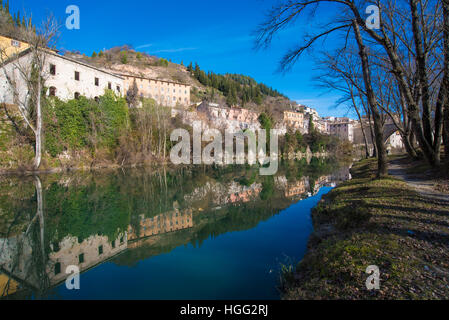 Fossombrone (Italia), una città con il ponte sul fiume nella regione Marche con la riserva naturale del Furlo Pass Foto Stock