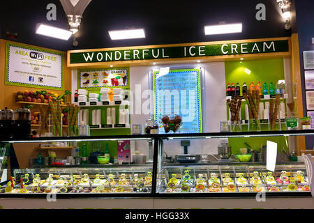 Una gelateria italiana, negozio a Roma. Italia, Europa, Unione europea, UE. Foto Stock