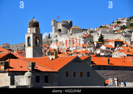 Tetto di tegole rosse e cime della città di Dubrovnik, Croazia, inclusa la città il campanile e la torre Minceta. Foto Stock