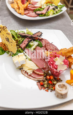 Fresca assortita cold cut platter Foto Stock