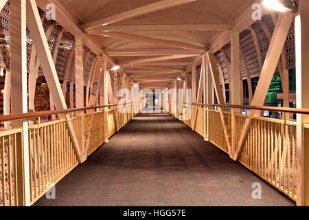 All'interno di un ponte pedonale sul Dubai-Sharjah road, Dubai, Emirati Arabi Uniti Foto Stock
