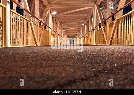 All'interno di un ponte pedonale sul Dubai-Sharjah road, Dubai, Emirati Arabi Uniti Foto Stock