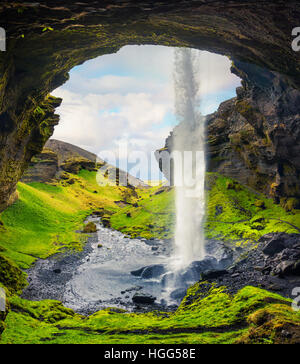 Colorato la vista la mattina dal centro della cascata Kvernufoss. Majestic scena nel sud dell'Islanda, l'Europa. Foto Stock