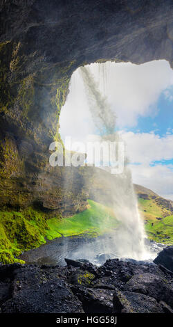 Colorato la vista la mattina dal centro della cascata Kvernufoss. Majestic scena nel sud dell'Islanda, l'Europa. Foto Stock