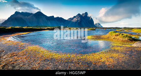 Variopinto panorama del promontorio Stokksnes sul sud-est costa islandese. L'Islanda, l'Europa. Foto Stock