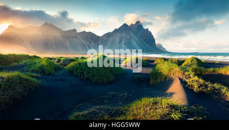 Nero dune di sabbia sul promontorio Stokksnes sul sud-est costa islandese. Colorato paesaggio serale in Islanda, l'Europa. Foto Stock