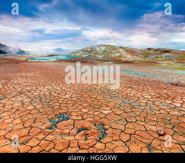 Mattina di sole in valle geotermale Hverarond, situato vicino al villaggio di Reykjahlid nel nord dell'Islanda, l'Europa. Foto Stock