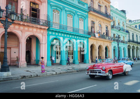 L'Avana, Cuba - 18 aprile: Classic vintage auto e colorati edifici coloniali nella strada principale di l'Avana Vecchia, il 18 aprile 2016 a L'Avana Foto Stock