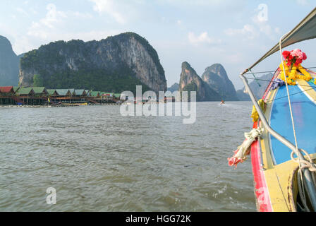 Koh Panyee, Tailandia - 1 Febbraio 2010: Koh Panyee insediamento costruito su palafitte di Phang Nga Bay, Thailandia Foto Stock