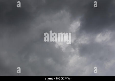 Cielo nuvoloso di pioggia nuvole formando nel cielo in concetto di clima,le cattive condizioni meteo nelle ore diurne. Foto Stock