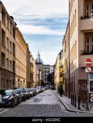 Berlin Neukölln, Uthmannstrasse. Tipico appartamento tradizionali edifici e ciottoli lapidato street Foto Stock