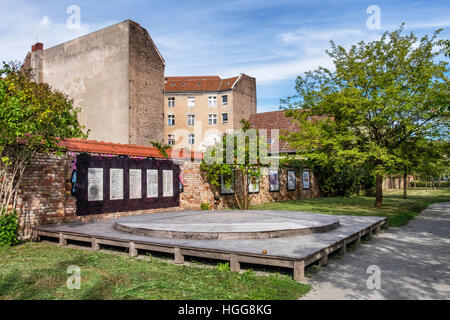 Berlino,Neukölln,Richardstrasse. Giardino di Comenius. Un verde parco urbano con la scultura basato su scritti del filosofo John Amos Comenius nel Rixdorf Foto Stock