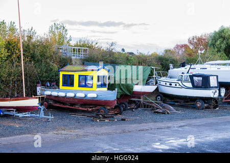 Burnham on Crouch,Essex. Imbarcazioni al cantiere in inverno al Riverside village & resort per vacanze sul tidal Crouch fiume. Popolare con i marinai e i pescatori. Foto Stock