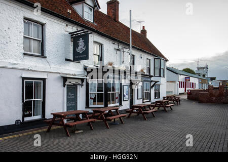 Il dispositivo di ancoraggio, tradizionale Pub Inglese e l'hotel Riverside alloggio sul fiume Crouch, Burnham on Crouch, Essex, Inghilterra Foto Stock