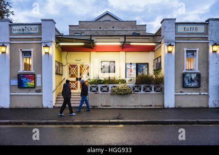 Burnham on Crouch, Essex, Inghilterra. Cinema in tipico inglese antico edificio sul villaggio High Street. Foto Stock